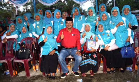 berfoto bersama petugas KB Kecamatan Guguak